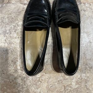 GENTLY USED WEEJUNS BLACK PENNY LOAFERS (SIZE 7M)